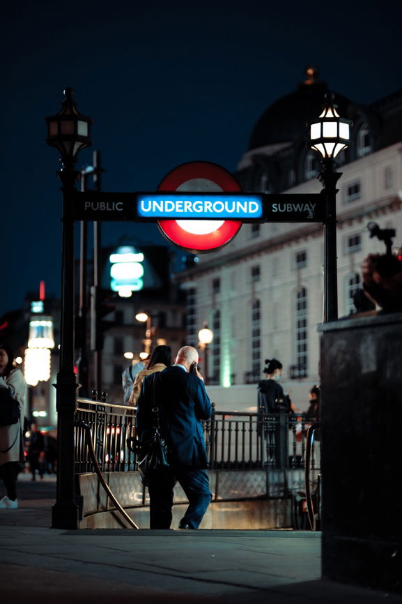 Mann telefoniert und betritt Treppe zum London Underground | Foto © Mr. Whisper, 2024 | FUJIFILM X-T5 mit FUJINON XF50mmF1.0 R WR bei 1/250 s, F1 und ISO 800