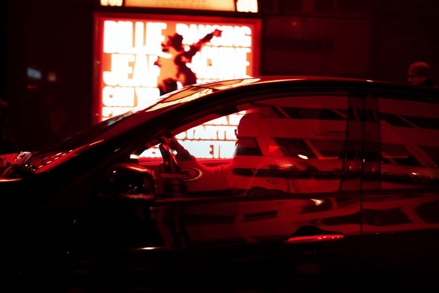 Lichtspiegelung Nacht Auto | Foto © Mr. Whisper, 2024 | FUJIFILM X-T5 mit FUJINON XF33mmF1.4 R LM WR bei 1/125 s bei F2 und ISO 800